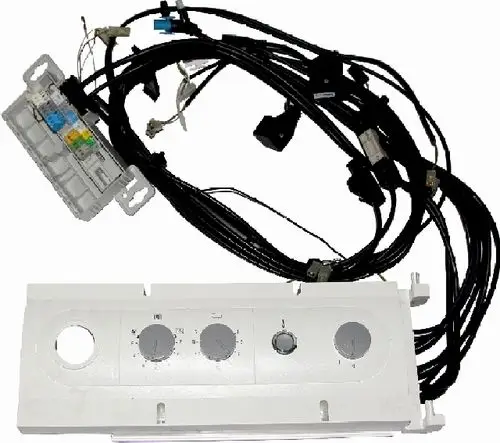 Regelungseinheit von Wolf mit einer Steuerplatine und mehreren Kabeln, die zur elektrischen Ansteuerung eines Geräts dienen.